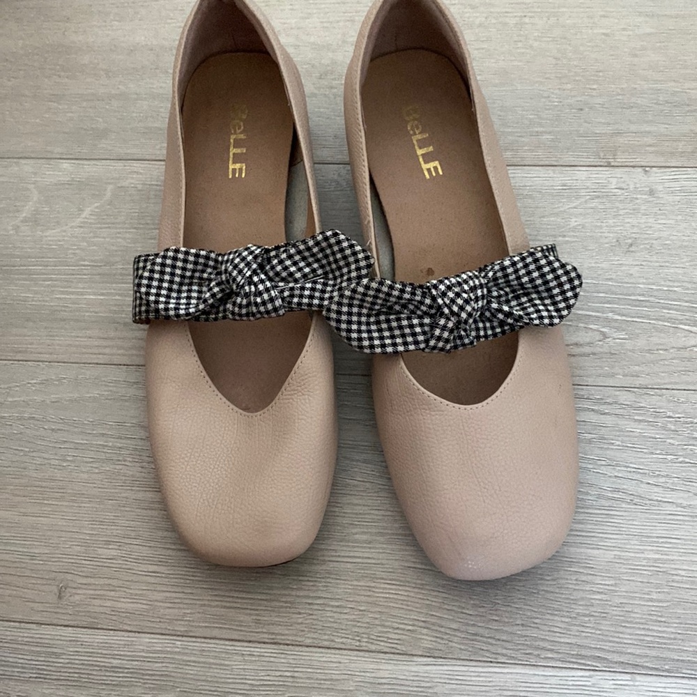 pink shoes